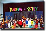 ... и артисты в карнавальных масках...